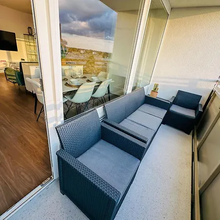 Cosy 4 With Free Parking, Balcony And Workspace Apartment *