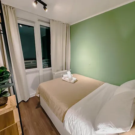 Cosy 4 With Free Parking, Balcony And Workspace