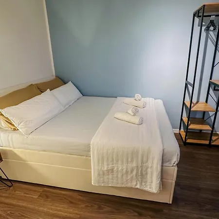 Cosy 4 With Free Parking, Balcony And Workspace