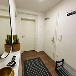 公寓 Cosy 4 - Free Parking - Balcony - Workspace *